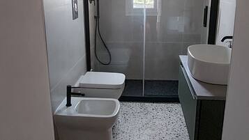 Doccia, asciugacapelli, bidet, asciugamani