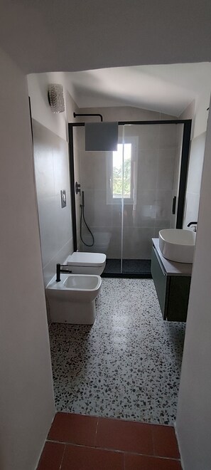 Dusche, Haartrockner, Bidet, Handtücher