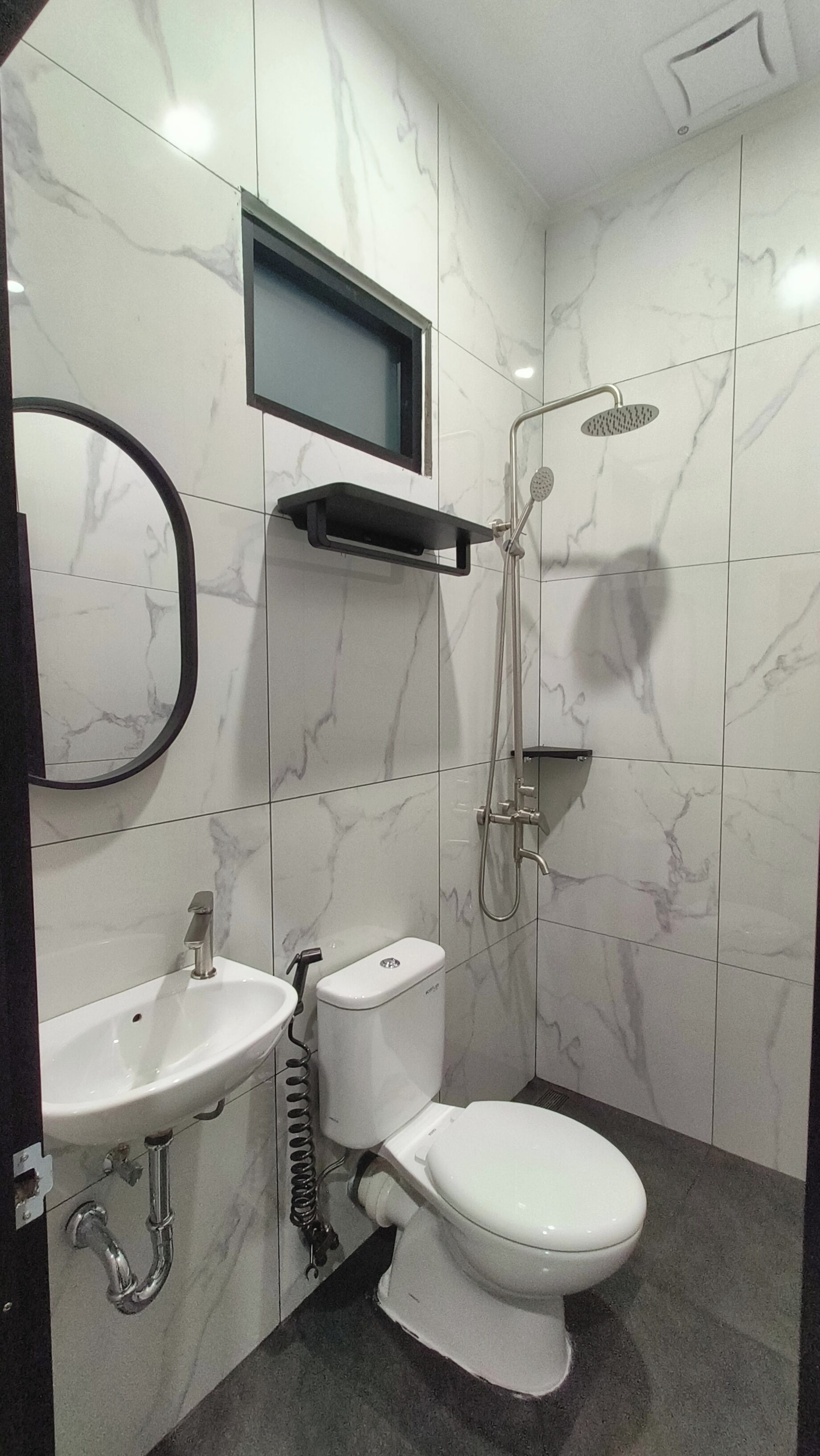 Kamar Single Standar | Kamar mandi | Shower, pancuran hujan, handuk, dan sabun