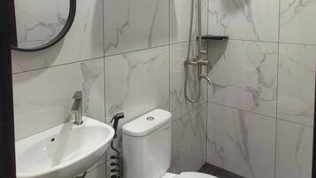 Kamar Single Standar | Kamar mandi | Shower, pancuran hujan, handuk, dan sabun