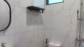 Standard Twin Room | Bathroom | Shower, rainfall showerhead, towels, soap