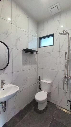 Bathroom - Puri 7 Guesthouse (Palembang)