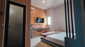 Desk, laptop workspace, free WiFi, bed sheets - Puri 7 Guesthouse (Palembang)