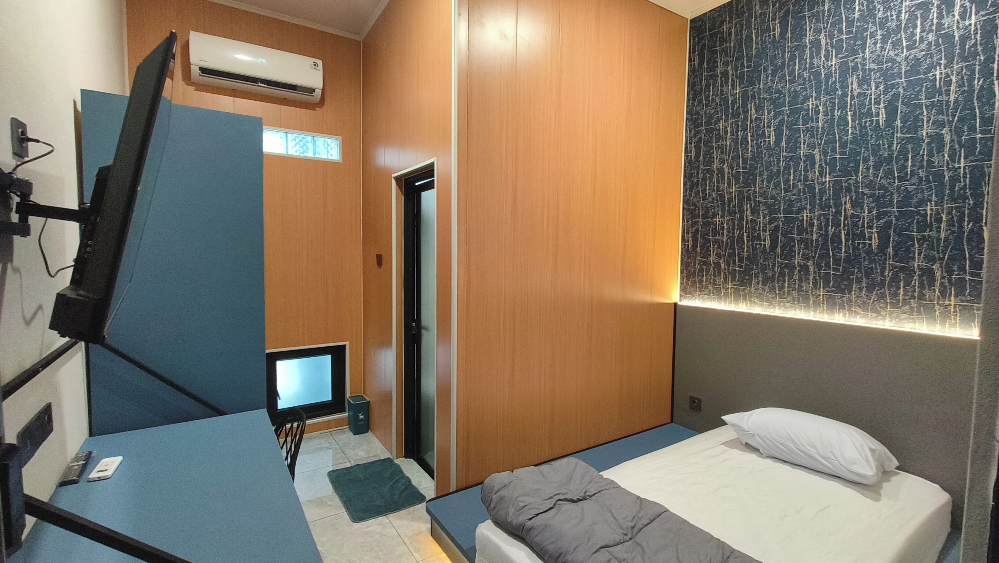 Desk, laptop workspace, free WiFi, bed sheets