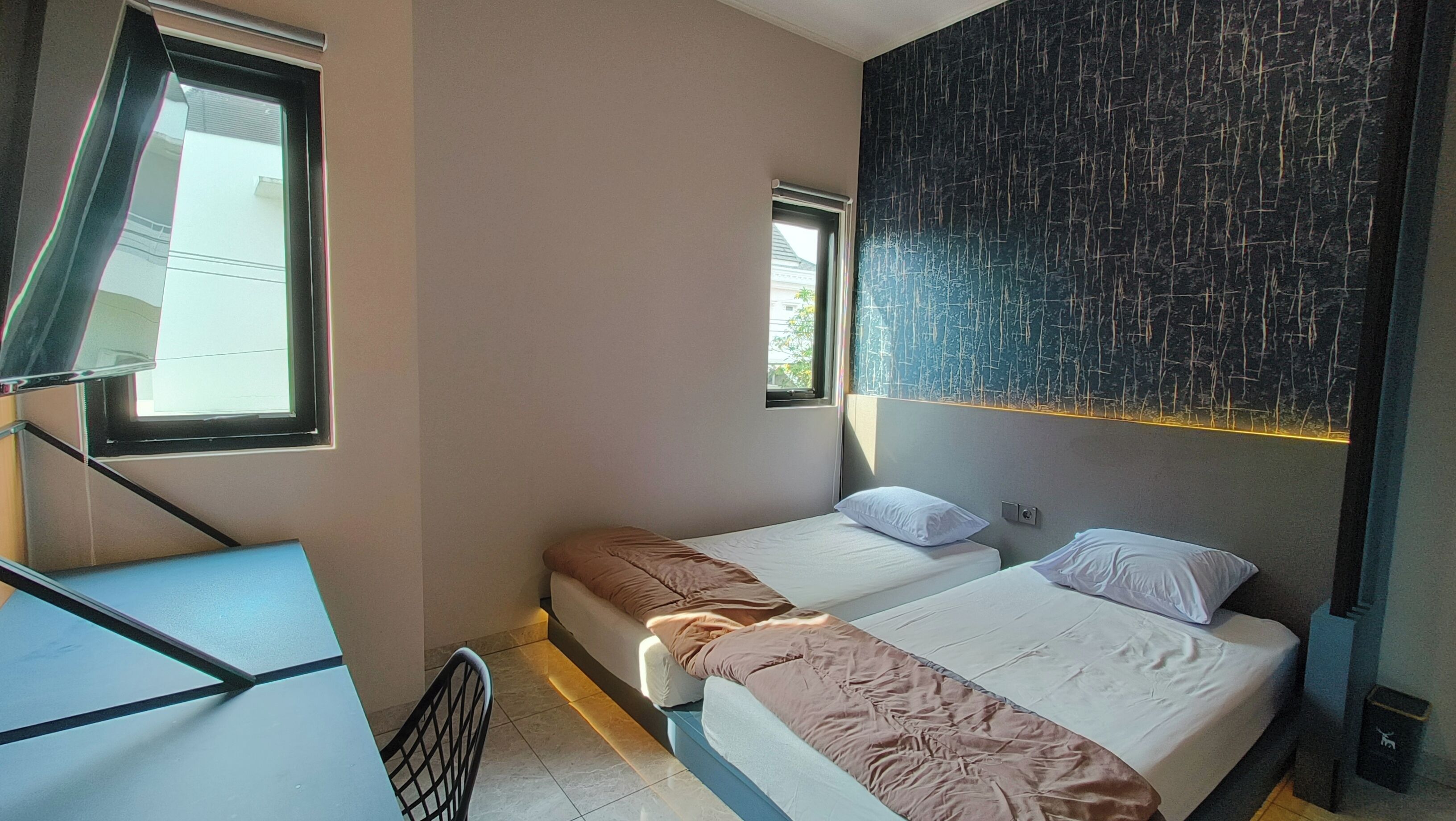 Desk, laptop workspace, free WiFi, bed sheets