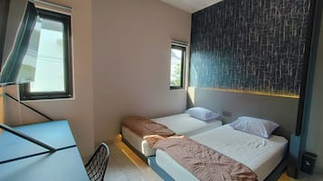 Standard Twin Room | Desk, laptop workspace, free WiFi, bed sheets