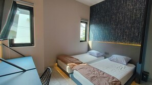Desk, laptop workspace, free WiFi, bed sheets - Puri 7 Guesthouse (Palembang)