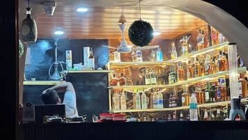2 bars/lounges