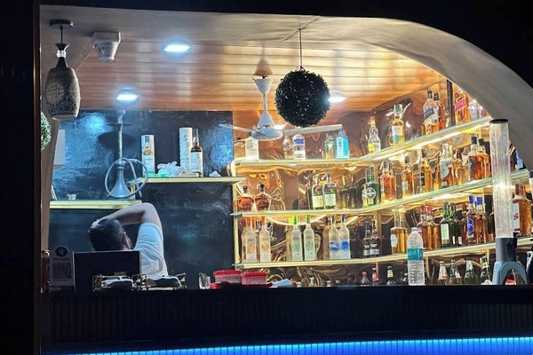 2 bars/lounges