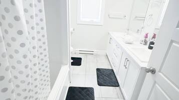 House, 3 Bedrooms, Fireplace | Bathroom
