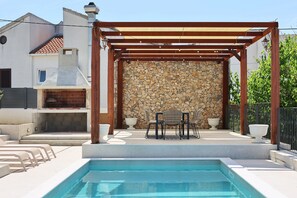 Pool - Villa Diaria s bazenom u mjestu Vrsi smještena je u prvom redu uz more (Vrsi)
