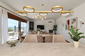 Dining - Villa Diaria s bazenom u mjestu Vrsi smještena je u prvom redu uz more (Vrsi)