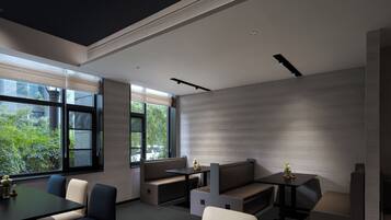 Un intérieur moderne avec une grande fenêtre, un coin salon et une table.