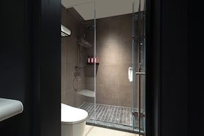 Phòng đôi Tiêu chuẩn | Phòng tắm | Buồng tắm vòi sen, đồ dùng nhà tắm miễn phí, máy sấy tóc, khăn tắm