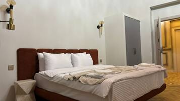 In-room safe, soundproofing, iron/ironing board, free WiFi