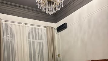 In-room safe, soundproofing, iron/ironing board, free WiFi