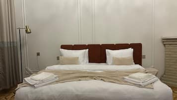 In-room safe, soundproofing, iron/ironing board, free WiFi