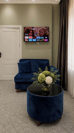Deluxe Double Room | Premium bedding, minibar, in-room safe, individually decorated - Old Money Boutique Hotel  (Baku)