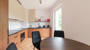 Deluxe Apartment, Garden View | Private kitchen | Highchair