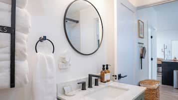 Een douche, een haardroger, handdoeken, zeep