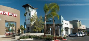 Zona comercial con un restaurante Five Guys, una sucursal de Pike 1st y una tienda Great Clips.