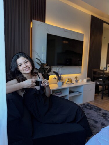 Maison Angela Suite, Your Cozy Escape with Gym, Pools, Skate Space & Movies