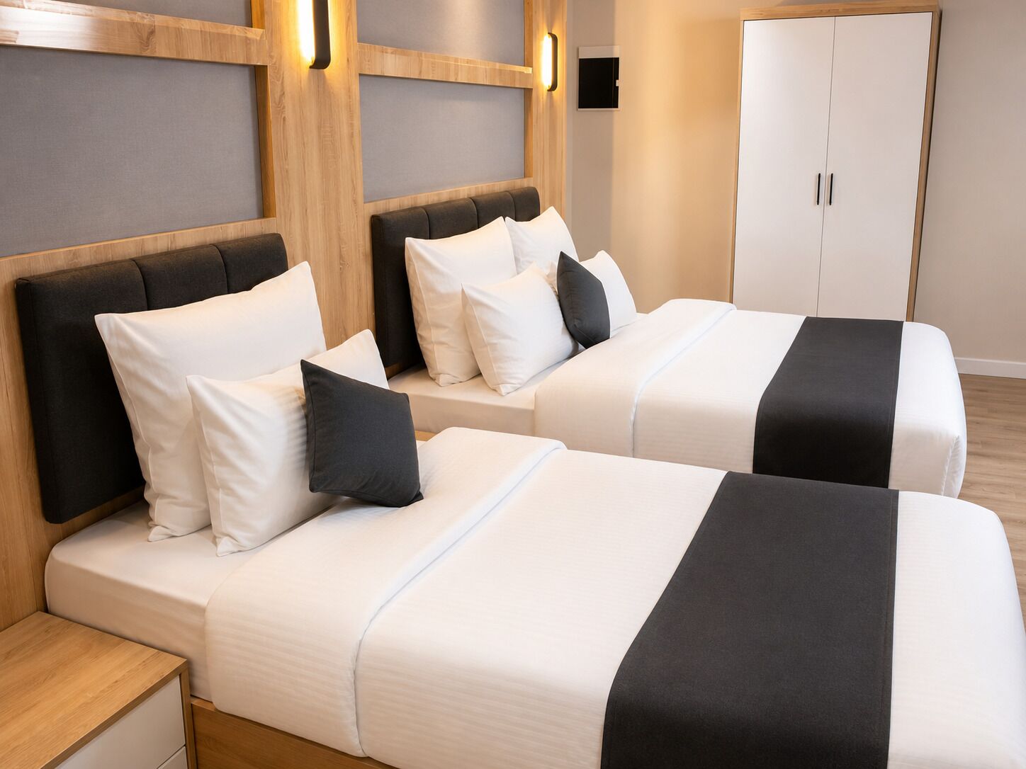 Quarto duplo luxo, vista para a cidade | Cofres nos quartos, escrivaninha, Wi-Fi de cortesia