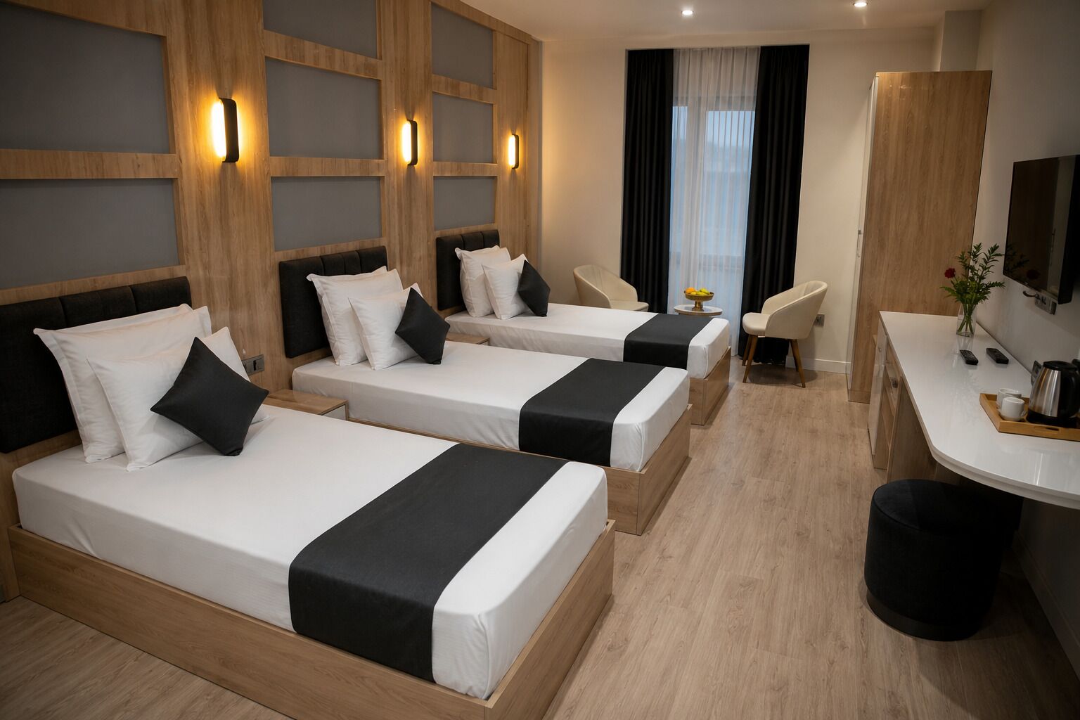 Quarto triplo luxo, vista para a cidade | Cofres nos quartos, escrivaninha, Wi-Fi de cortesia