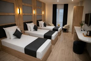 Quarto triplo luxo, vista para a cidade | Cofres nos quartos, escrivaninha, Wi-Fi de cortesia