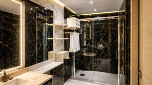 Quarto família, vista para a cidade | Banheiro | Chuveiro, produtos de toalete grátis, secador de cabelo 