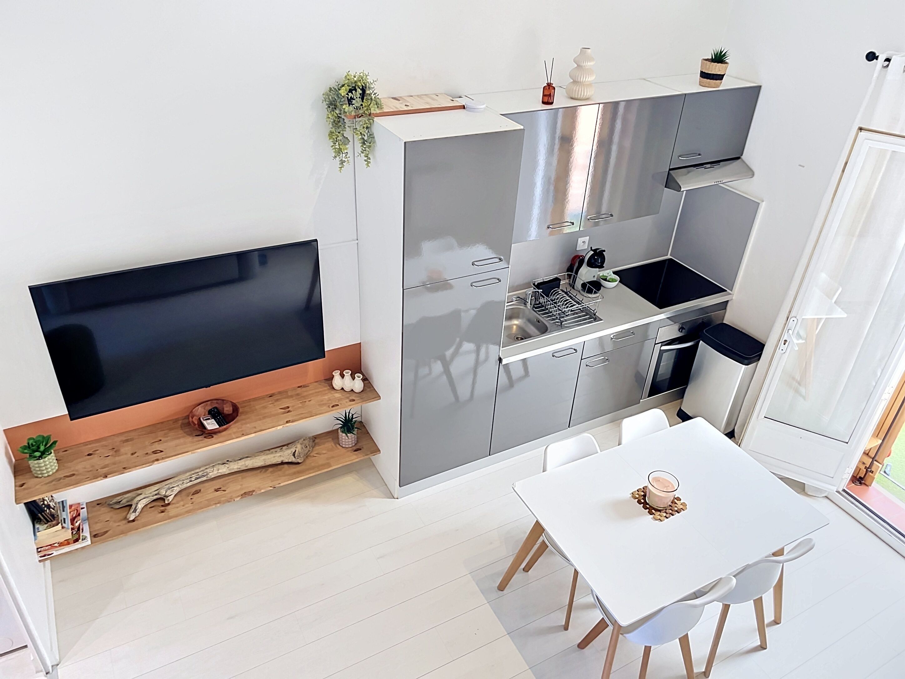 Frigorífico, microondas, horno y placa de cocina