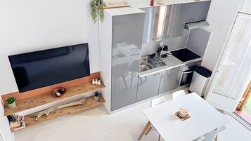 Frigorífico, microondas, horno y placa de cocina
