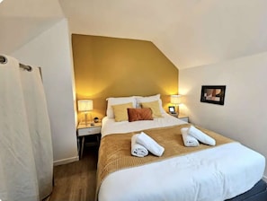 A hotel room with a bed, a nightstand, a lamp, and a picture on the wall. - Oparadi "Le Coeur de Boulogne" (The Heart of Boulogne) (Boulogne-sur-Mer)
