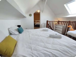 A bedroom with a bed, pillows, a dresser, and a window. - Oparadi "Le Coeur de Boulogne" (The Heart of Boulogne) (Boulogne-sur-Mer)