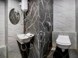 Ein Badezimmer mit Waschbecken, Toilette und Dusche.