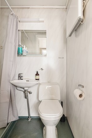 Studio, City View | Bathroom | Shower, towels, soap, shampoo - Sentrum Suites (Vestland)