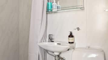 Studio, City View | Bathroom | Shower, towels, soap, shampoo