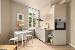 Studio, City View | Private kitchen | Mini-fridge, oven, stovetop, dishwasher - Sentrum Suites (Vestland)