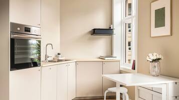 Estúdio, vista para a cidade | Cozinha privada | Frigobar, fogão, cooktop, lava-louças
