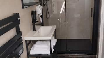 Chambre Double Classique, vue jardin | Salle de bain