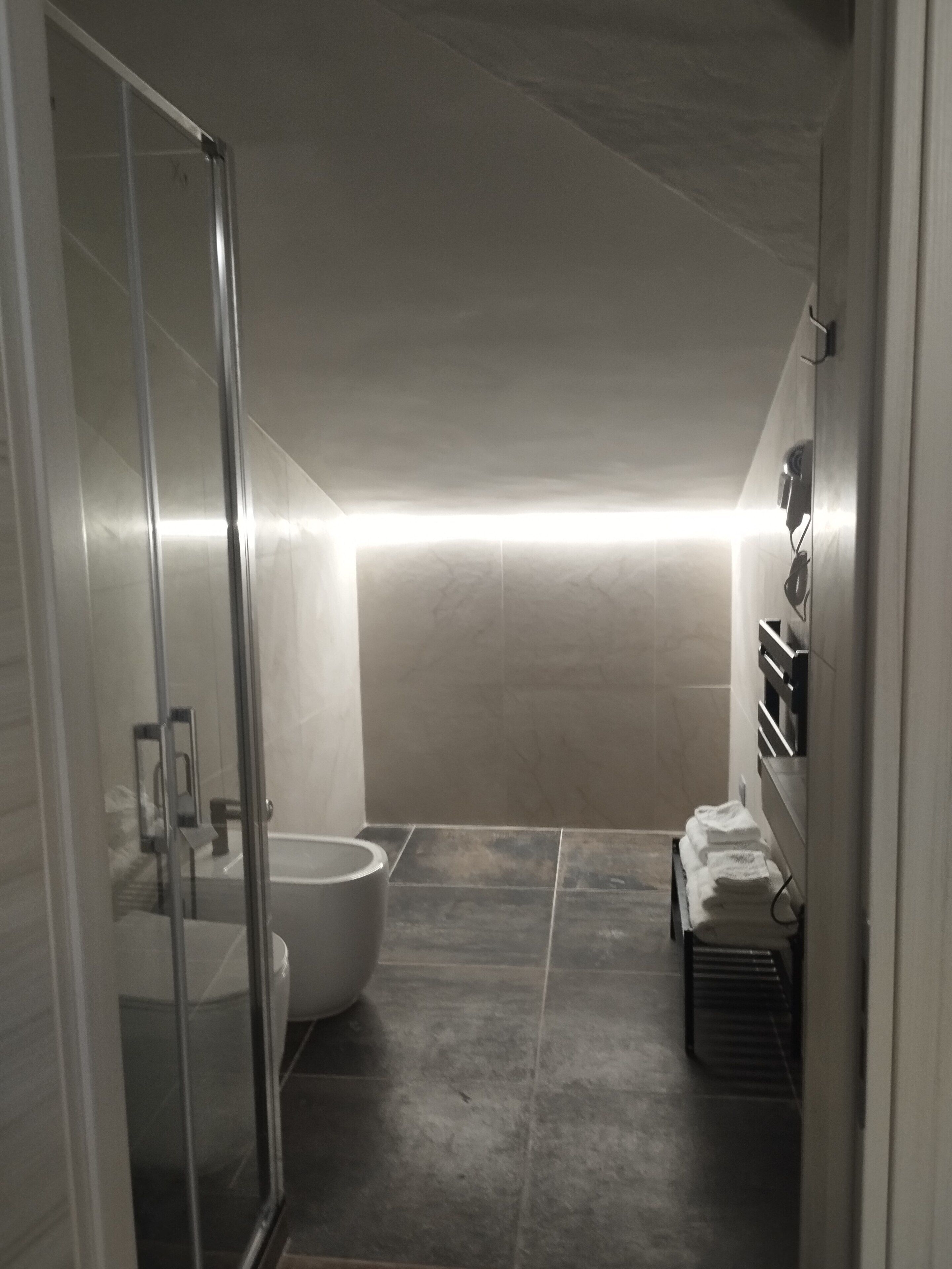 Classic-Vierbettzimmer, Hügelblick | Badezimmer | Dusche, Haartrockner, Handtücher