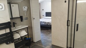 Classic-Dreibettzimmer, Meerblick | Badezimmer
