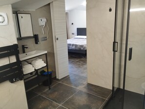 Classic Triple Room, Sea View | Bathroom