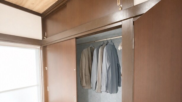A bedroom with a bed, a wardrobe, and a closet with hanging clothes. - 3 minutes from Roppongi-itchome station! A house, 2 stories, private! Conveniently located near convenience stores [8 minutes from Roppongi Station on the Hibiya Line]. (Minatoku)