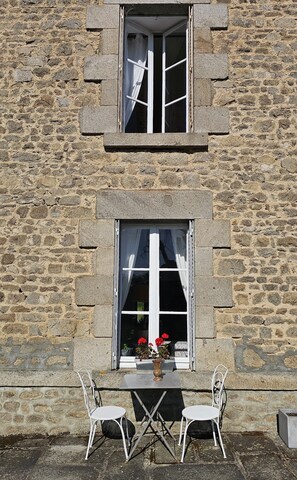 Exterior - Charming house nestled in peaceful, authentic surroundings. (Ars)