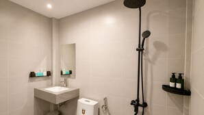 A modern bathroom with a toilet, sink, and shower. - Peaceful Studio near Hoi An Old Town - Pool & Working Space (Đà Nẵng)