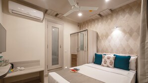 Una camera d'albergo con un letto, un comodino e un armadio.