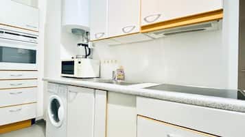 Basic Apartment | Private kitchen | Mini-fridge, microwave, oven, stovetop