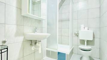 Basic-Apartment | Badezimmer | Dusche, kostenlose Toilettenartikel, Haartrockner, Handtücher