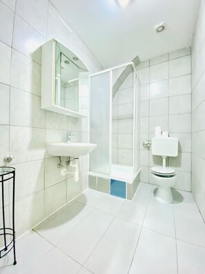Basic-Apartment | Badezimmer | Dusche, kostenlose Toilettenartikel, Haartrockner, Handtücher